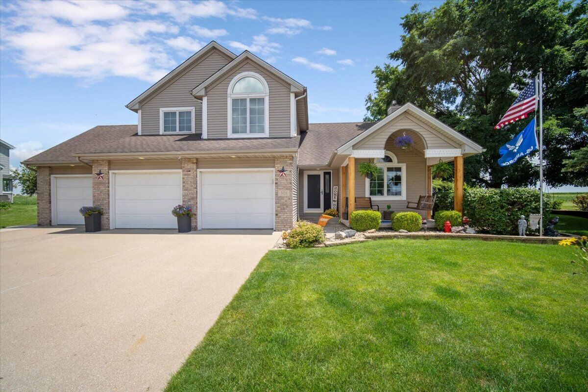 Property Photo:  301 Trotter Drive  IL 61745 