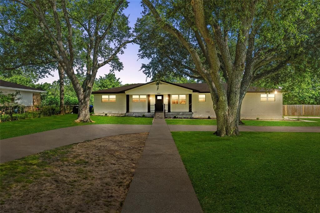 Property Photo:  3501 Alta Vista Drive  TX 76706