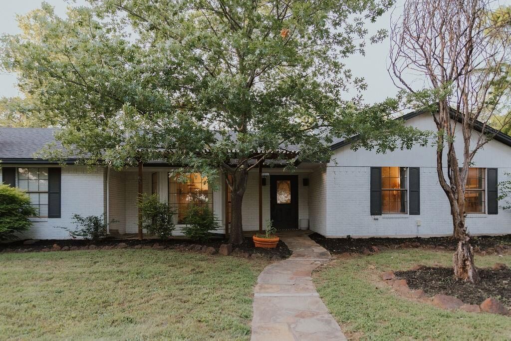 Property Photo: 312 Perkins Road TX 76227
