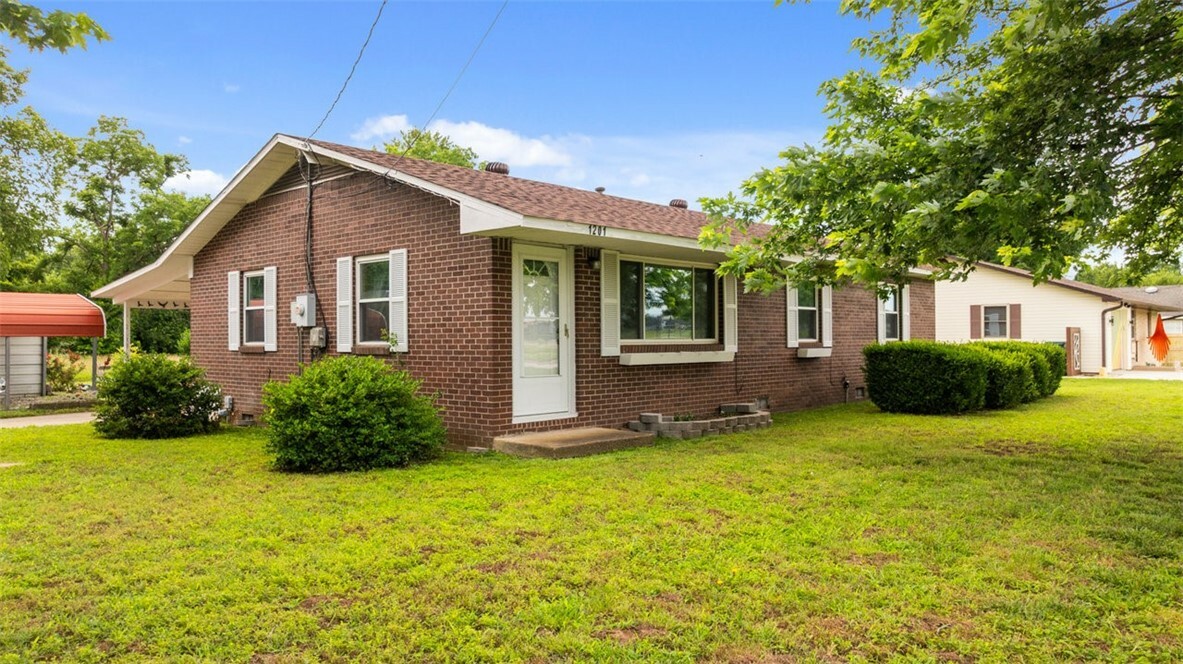 Property Photo:  1201 S 5th Street  AR 72756 