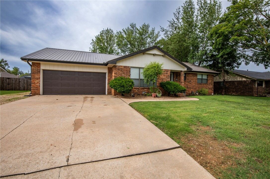 Property Photo:  205 E Edmondson Avenue  AR 72764 