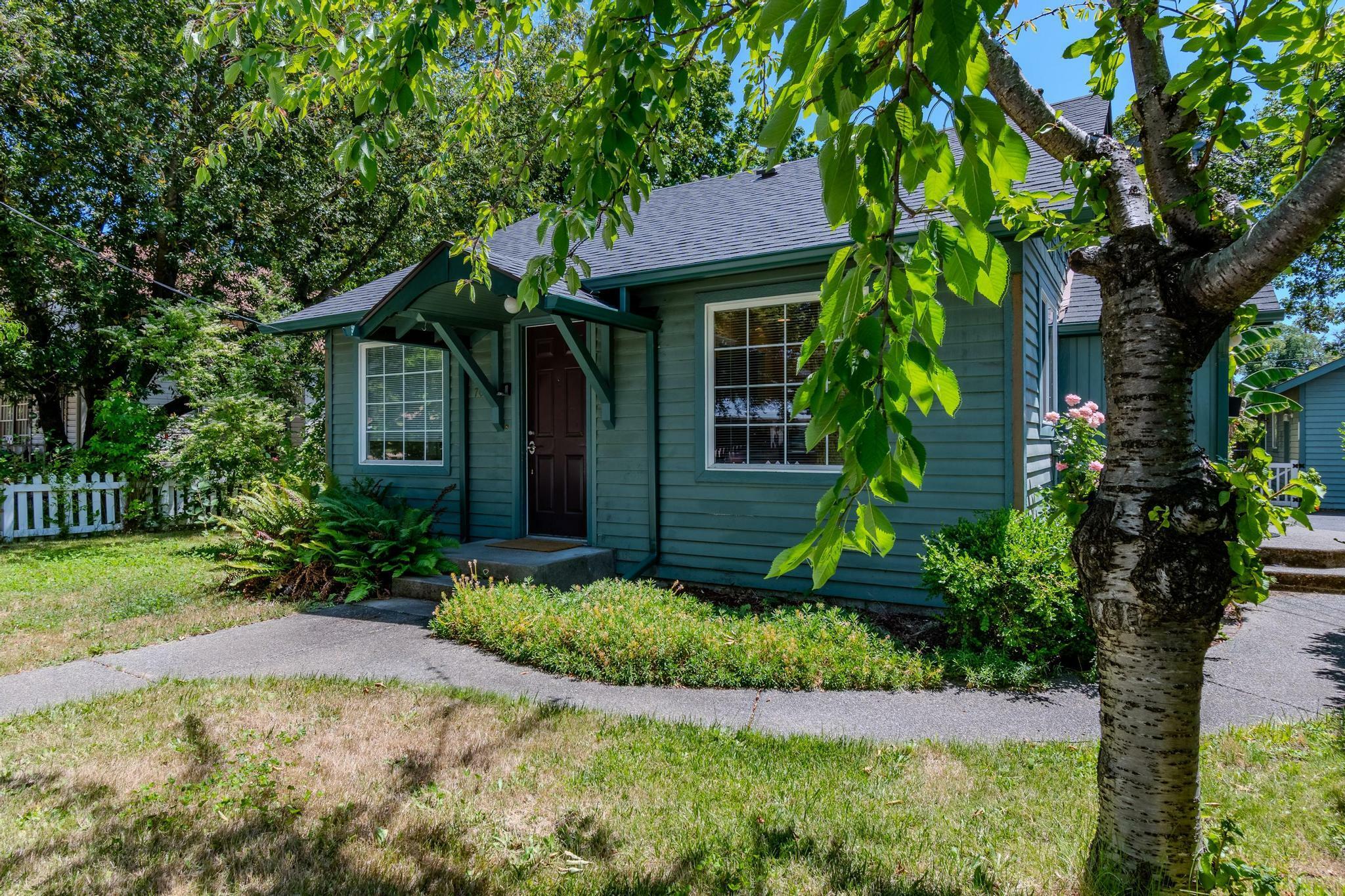 Property Photo: 707 SW G Street OR 97526