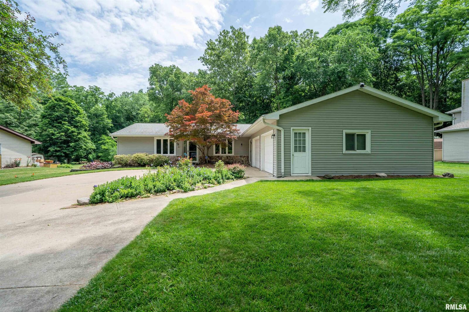 Property Photo: 748 E Poplet Hollow Road IL 61614