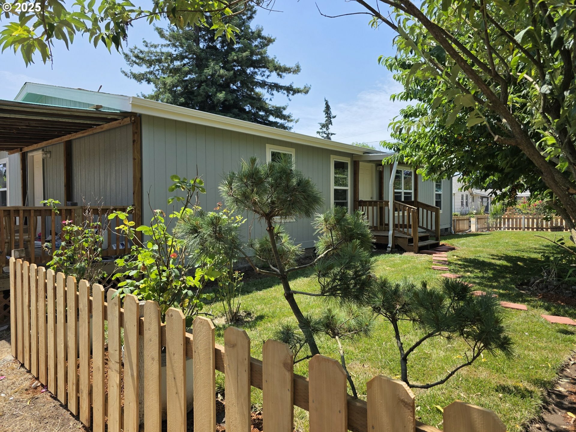 Property Photo: 2110 NE Willamette Ave OR 97321