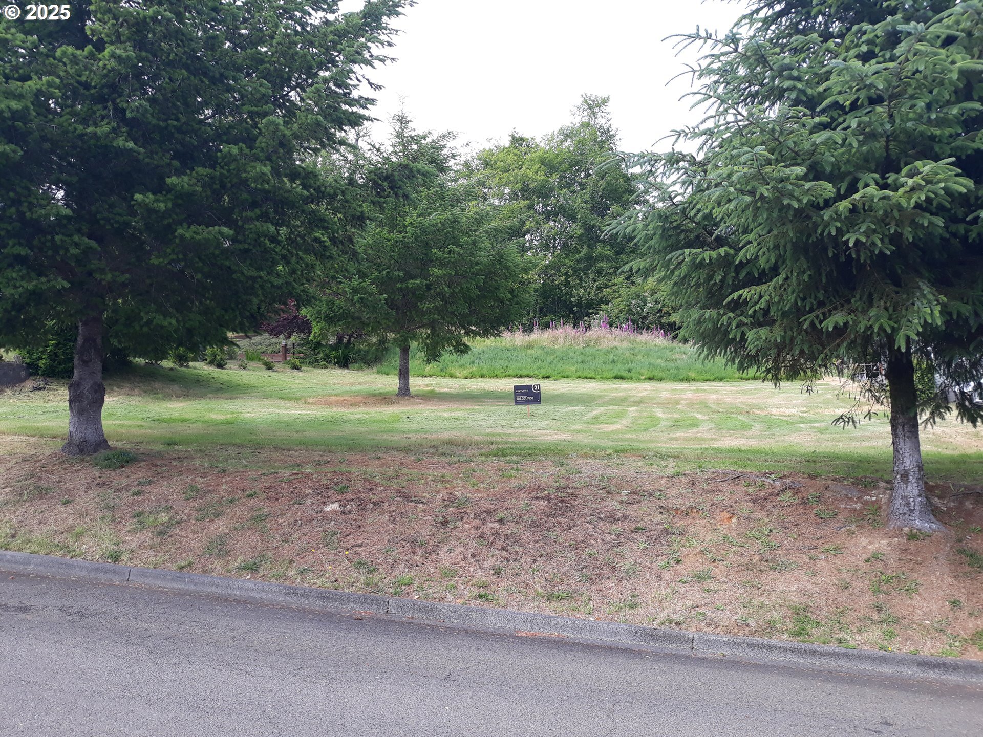 Property Photo: 1880 SE 3rd St OR 97103