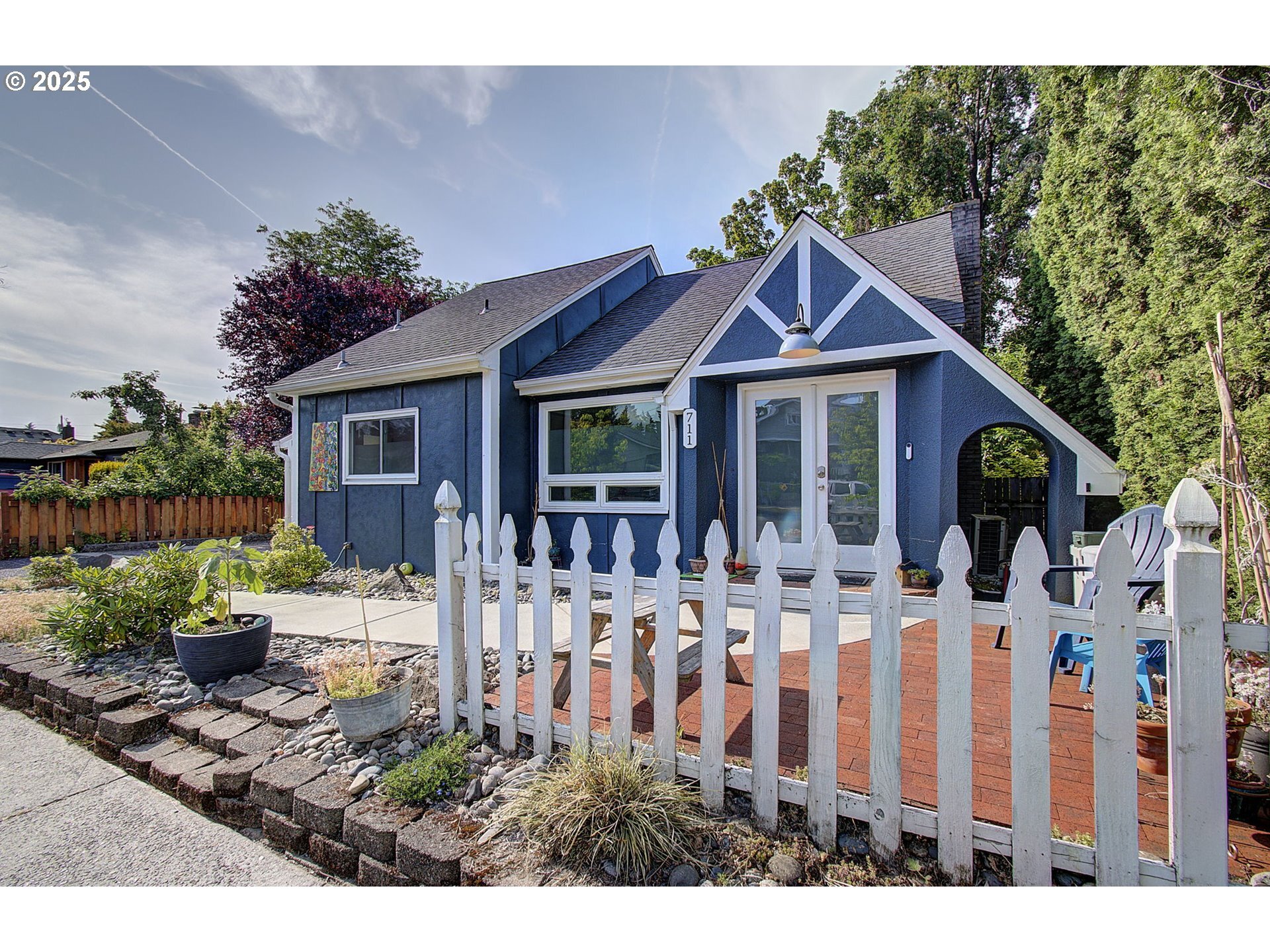 Property Photo:  711 W 31st St  WA 98660 