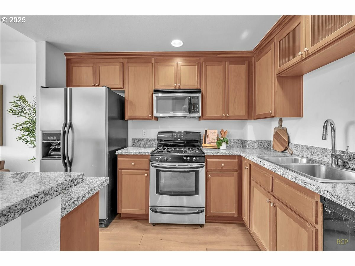 Property Photo: 910 SE 42nd Ave 370 OR 97215