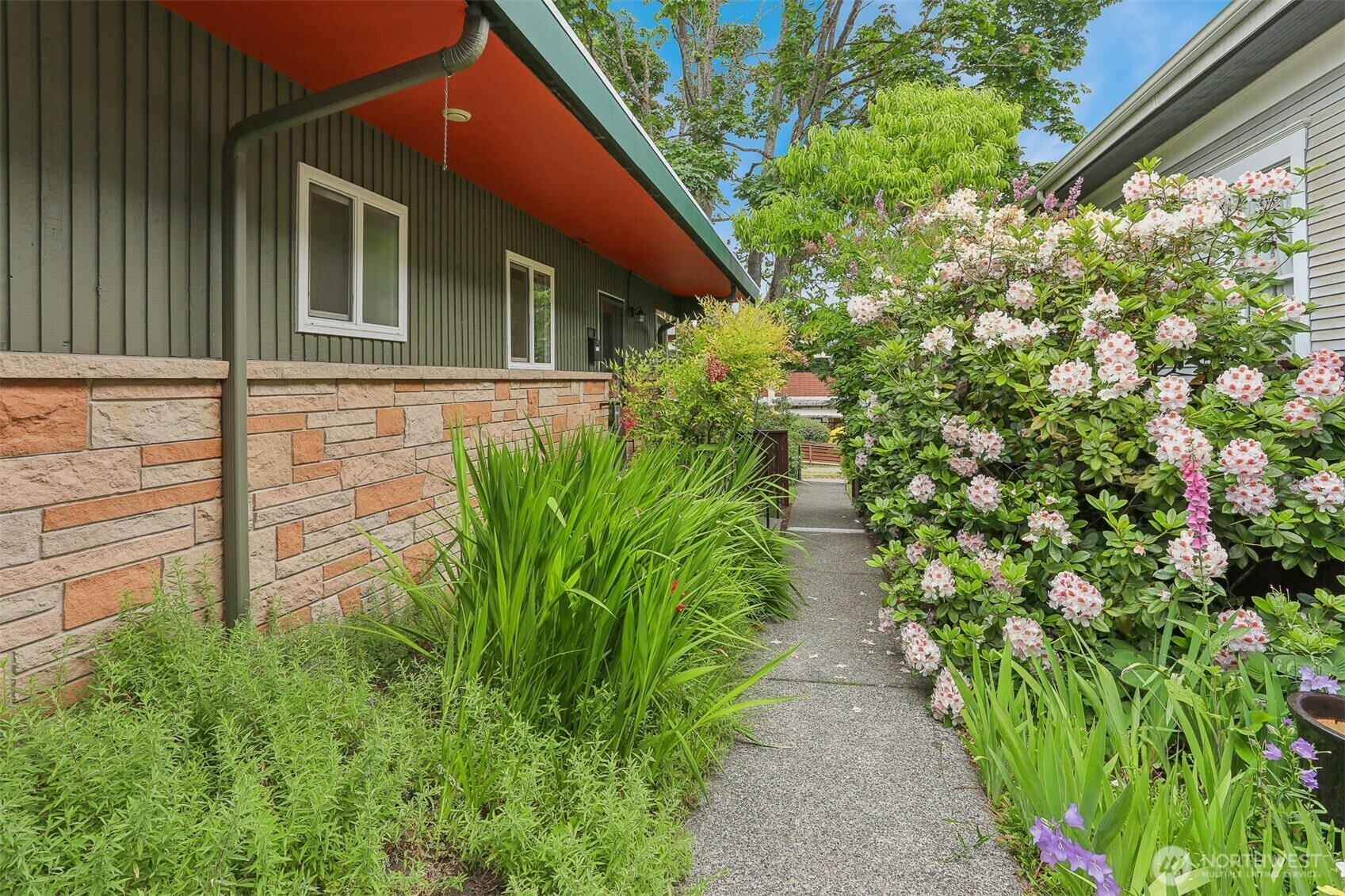 Property Photo: 1919 2nd Avenue W WA 98119
