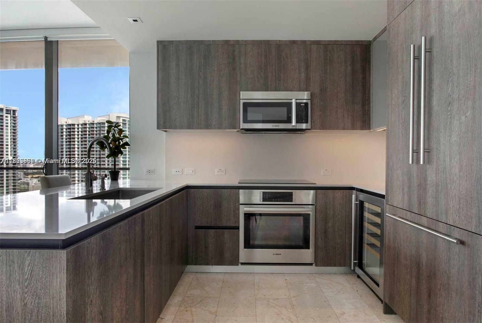 Property Photo: 68 SE 6th St 2412 FL 33131