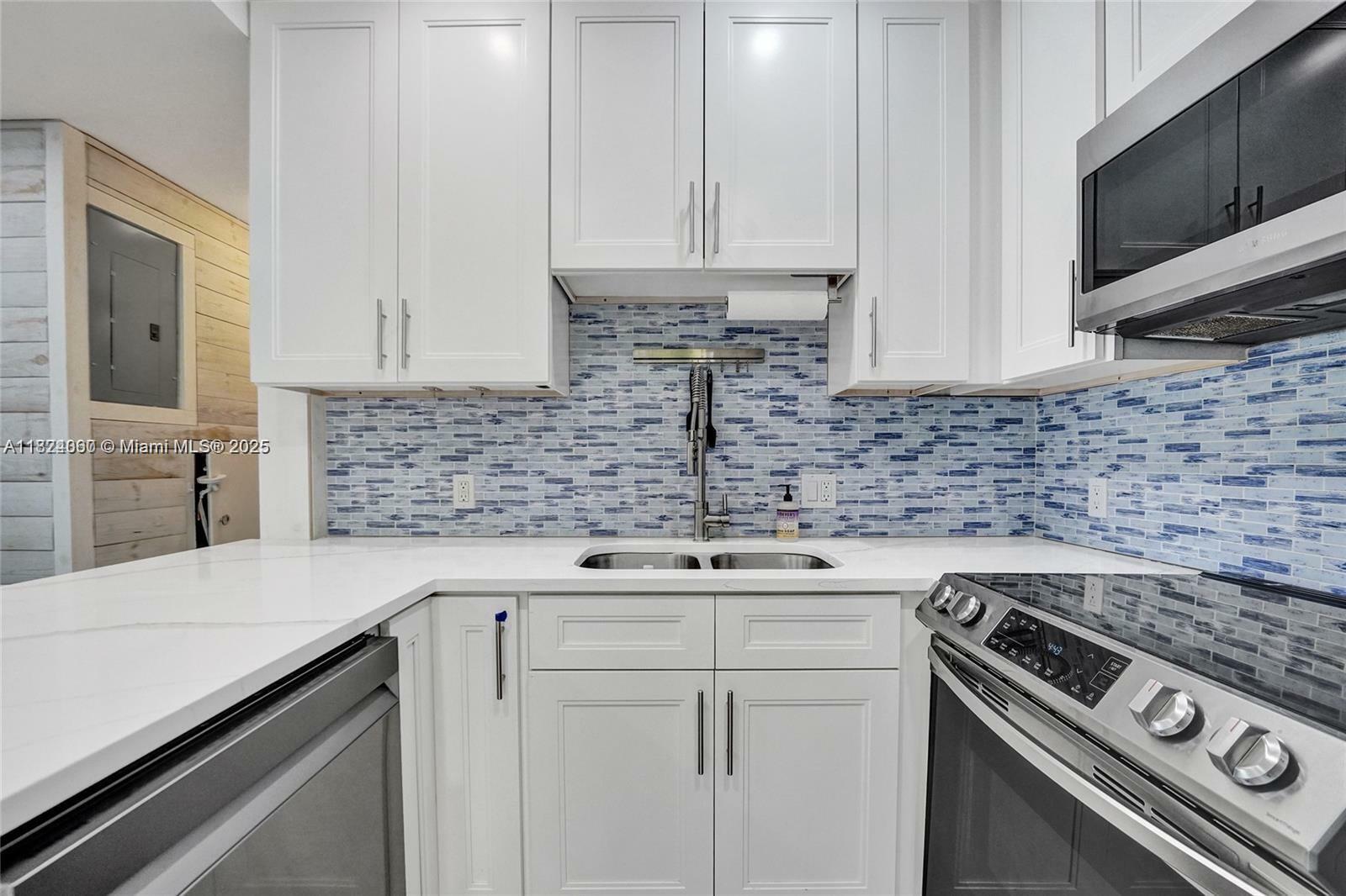 Property Photo: 4525 NE 21st Ave 5 FL 33308