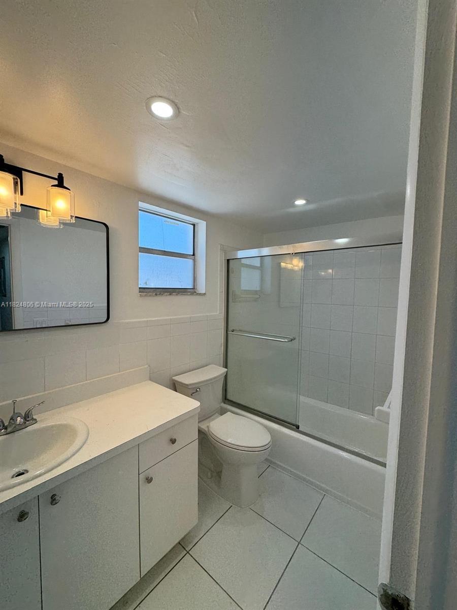 Property Photo:  4933 Hollywood Blvd 101  FL 33021 