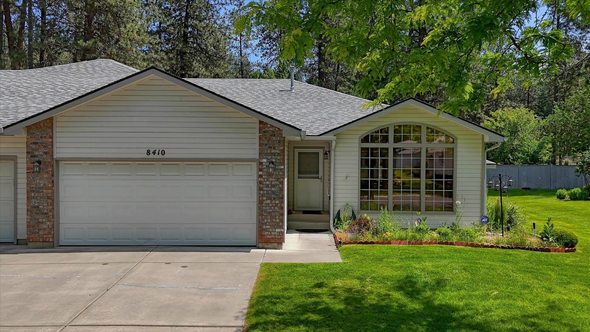 Property Photo: 8410 N Pine Meadows Ln 8410 WA 99026