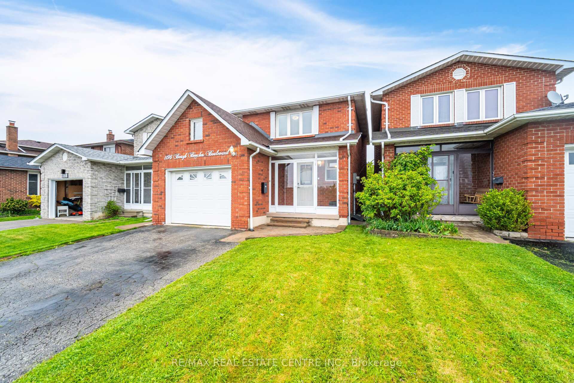 Photo de la propriété: 1196 Bough Beeches Boulevard ON L4W 3Z9