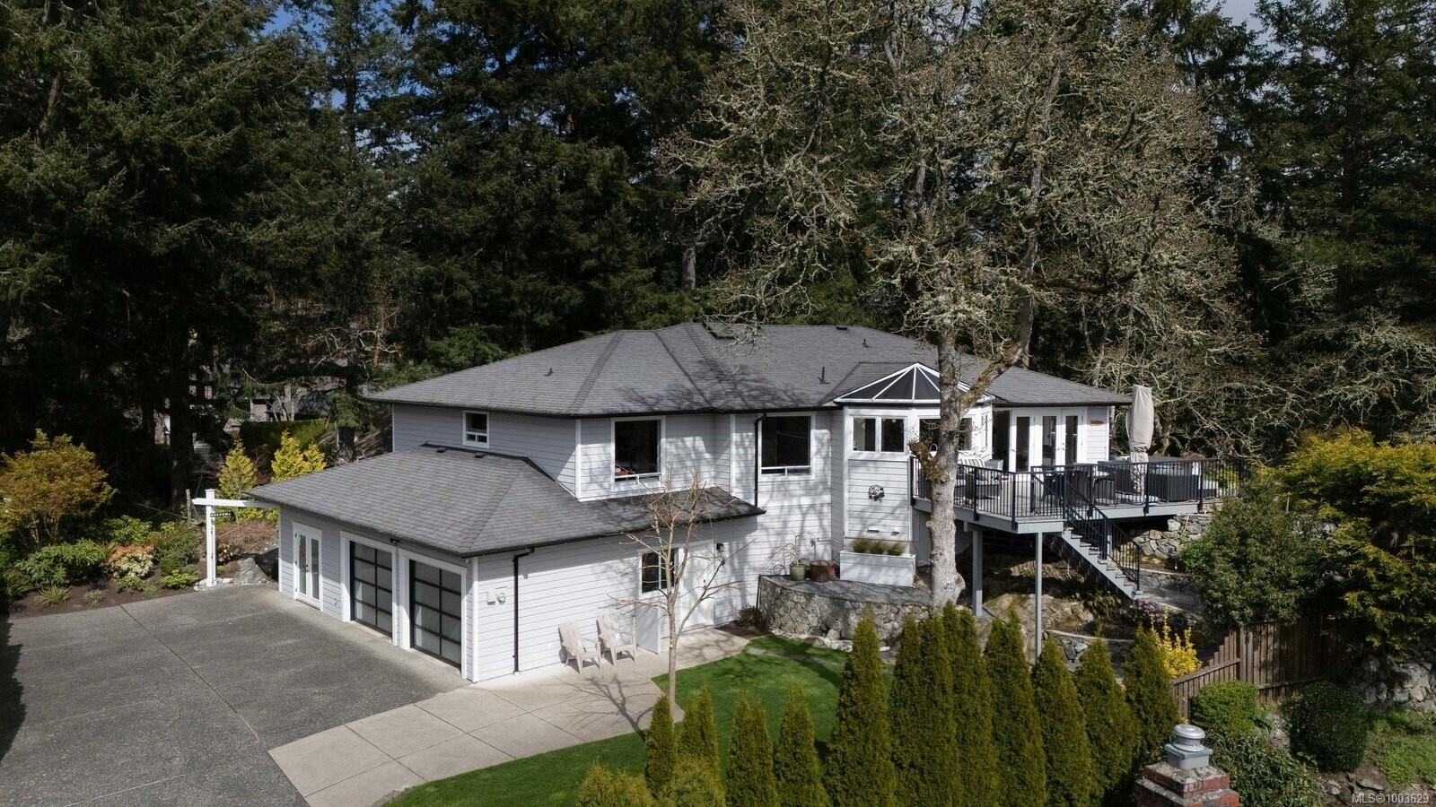 Property Photo: 1006 Pheasantwood Pl BC V8X 4Z3