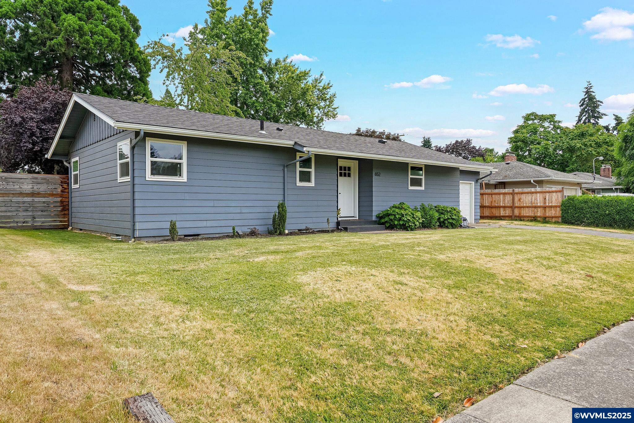Property Photo:  652 Connecticut Av SE  OR 97317 