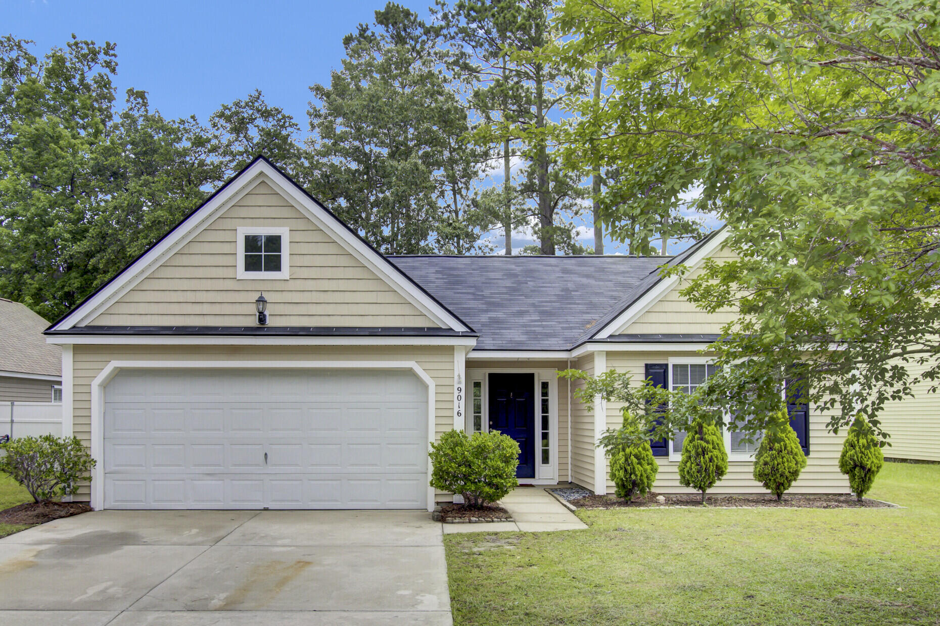 Property Photo: 9016 Greenbriar Drive SC 29485