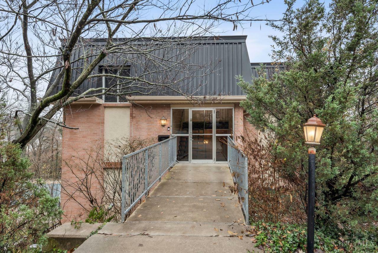 Property Photo: 879 Rue De La Paix OH 45220