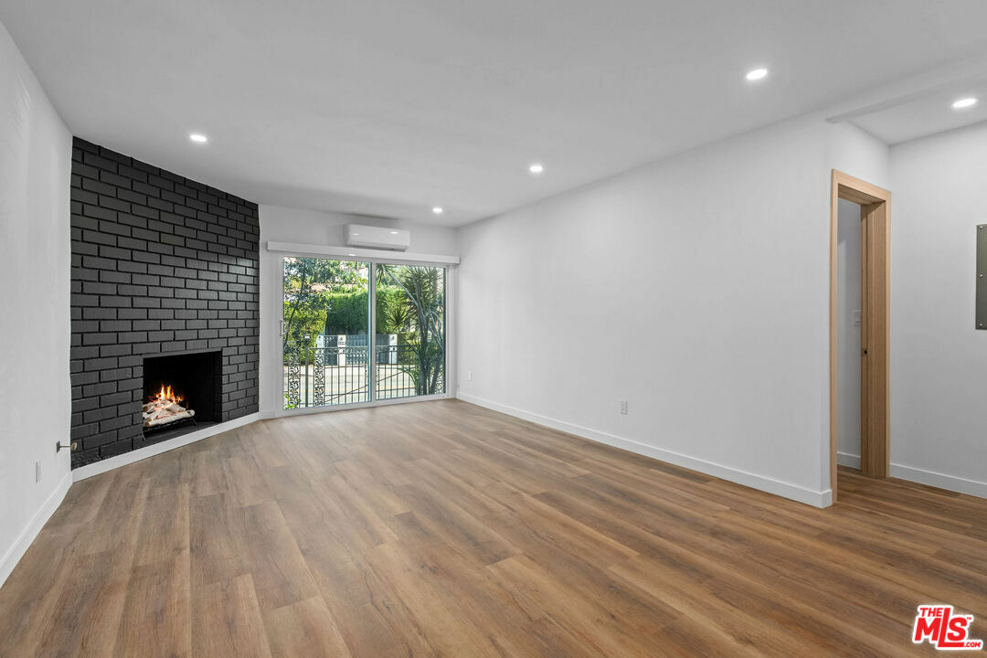 Property Photo: 2447 N Beachwood Dr CA 90068
