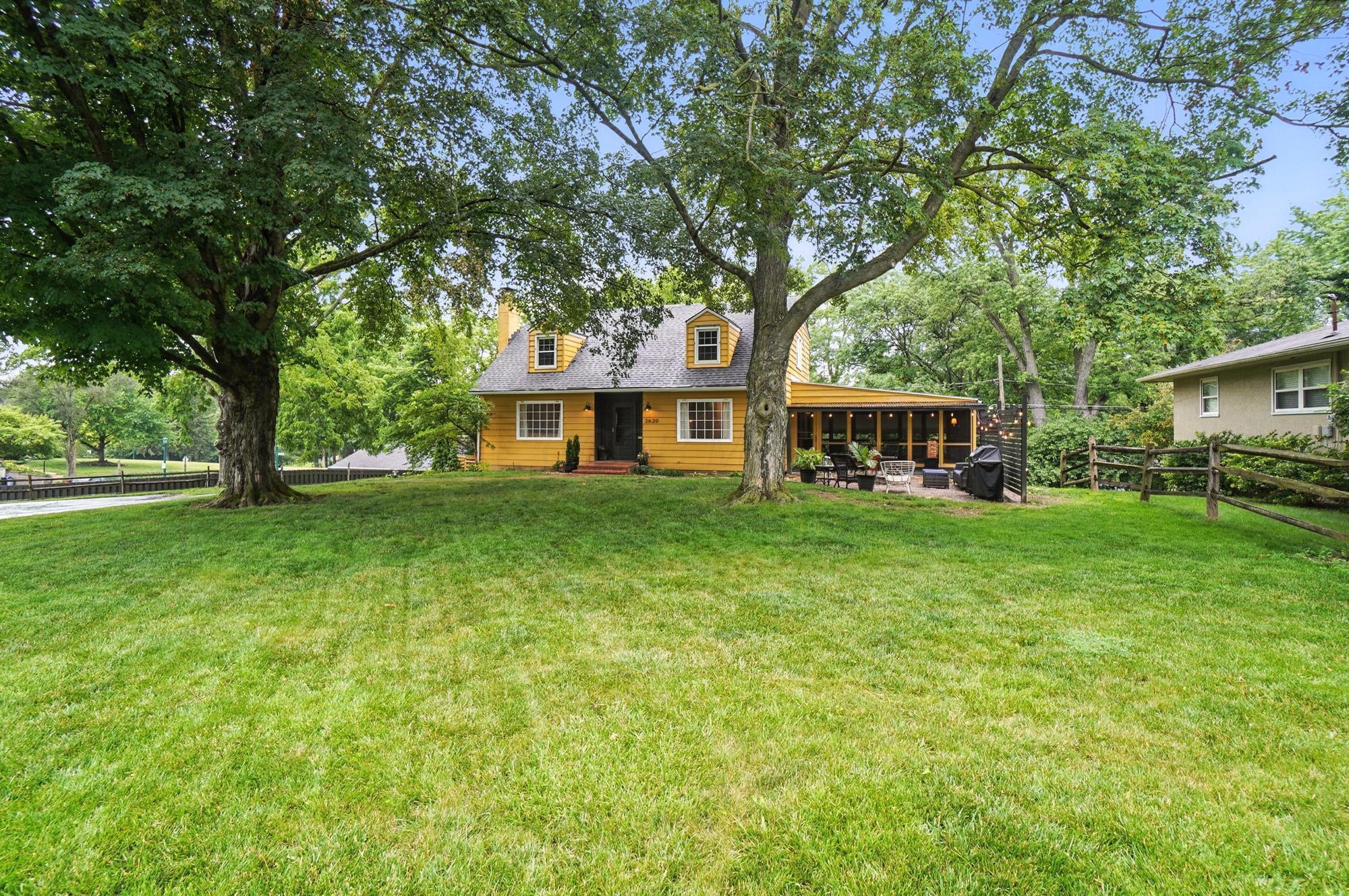 Property Photo: 2620 Edgevale Road OH 43221