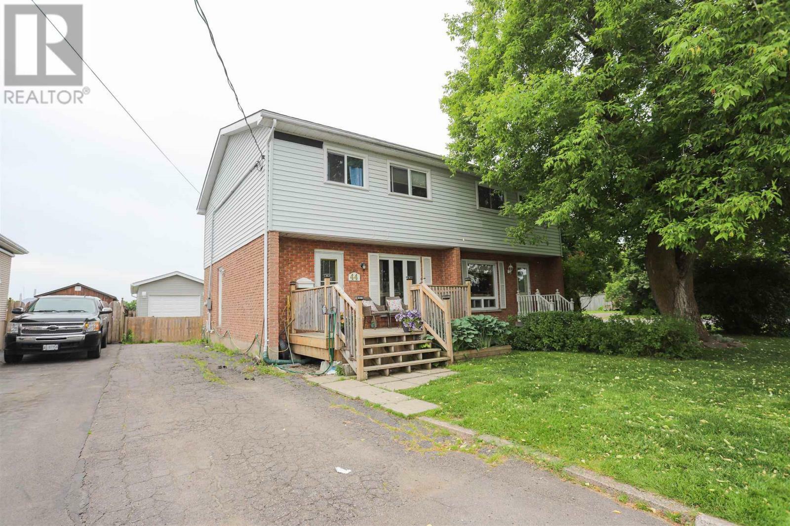 Property Photo: 44 Broadview Dr ON P6C 5T1