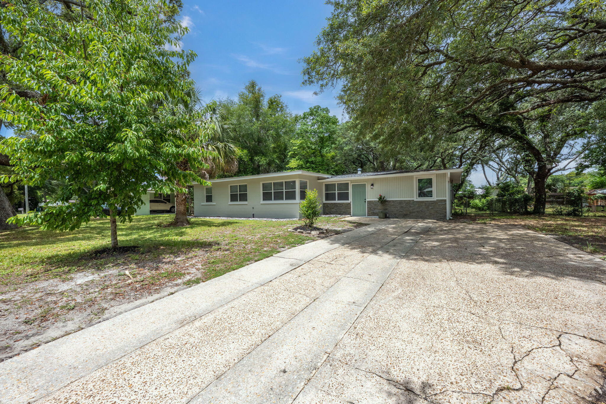 Property Photo: 203 Hawthorne Circle FL 32547