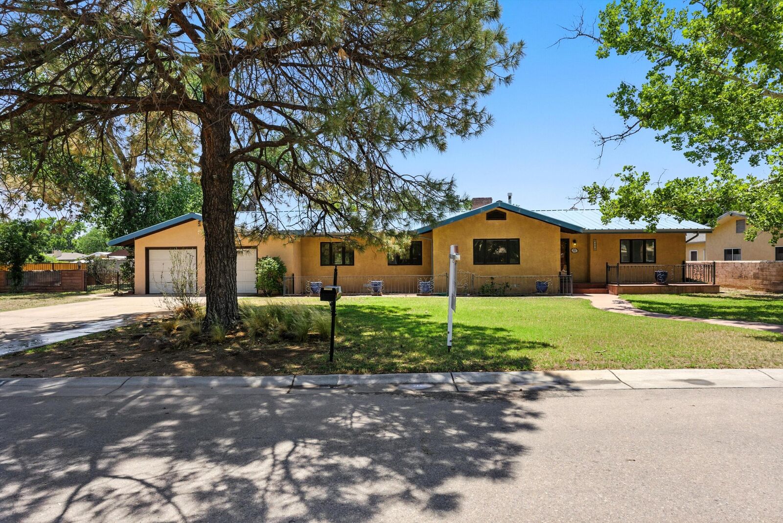 Property Photo: 934 Fairway Road NW NM 87107