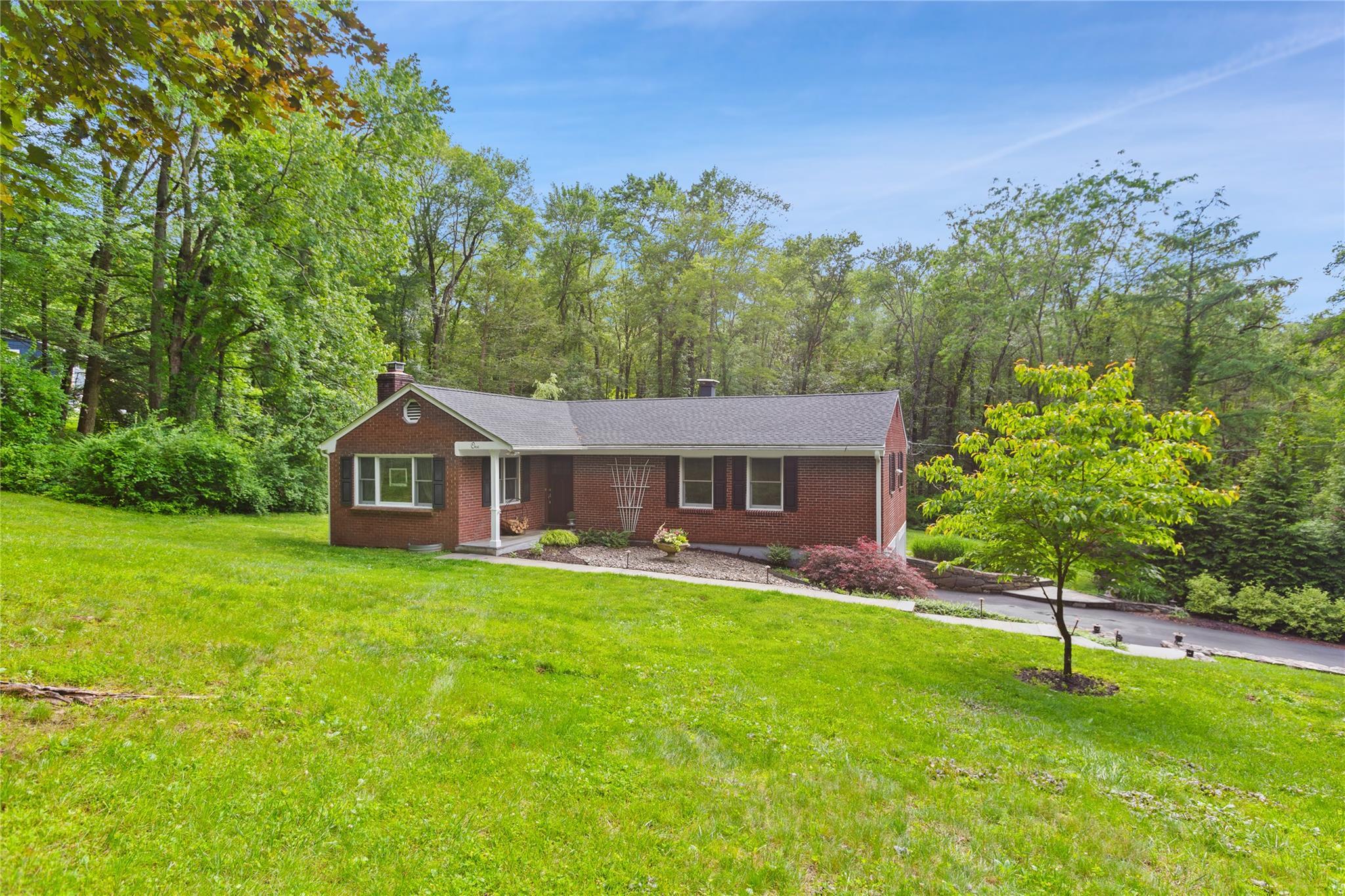 Property Photo:  1 Hawthorne Court  NY 10560 