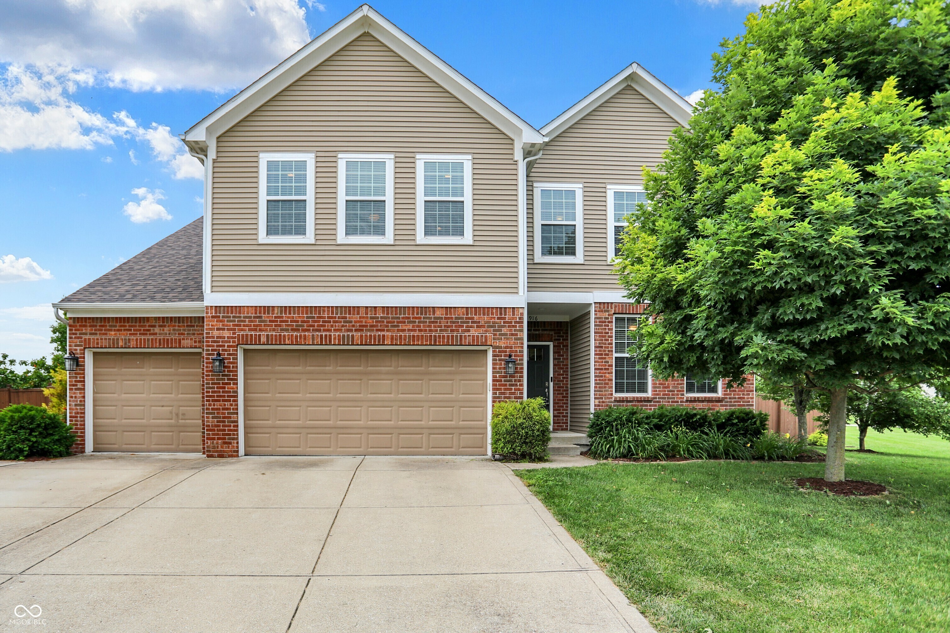 Property Photo: 916 Settlers Walk IN 46112