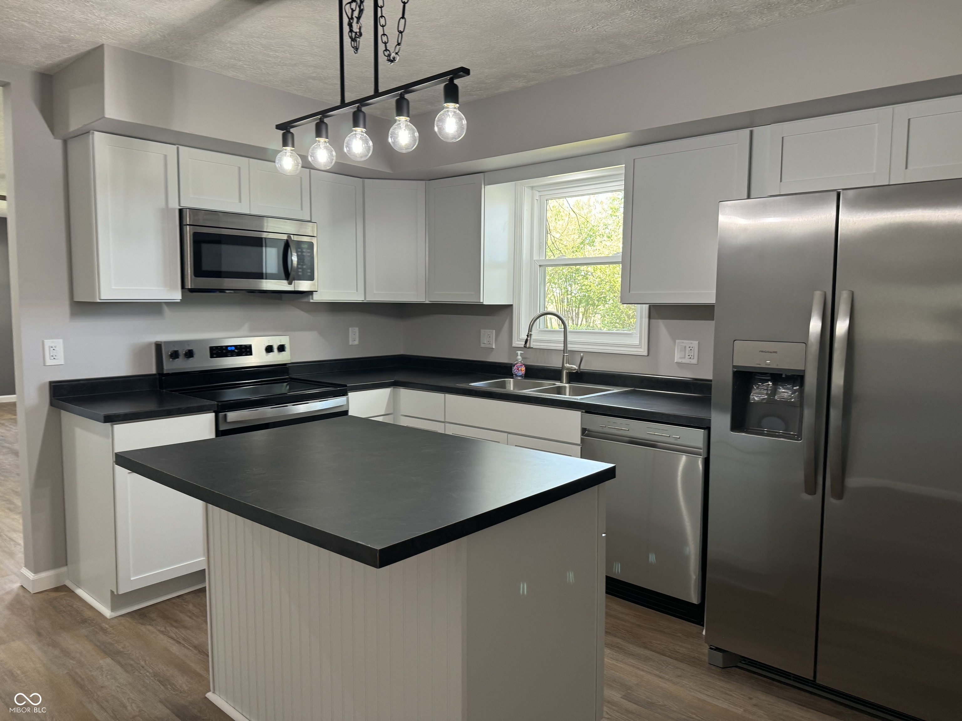 Property Photo:  1725 E 100 S  IN 46052 