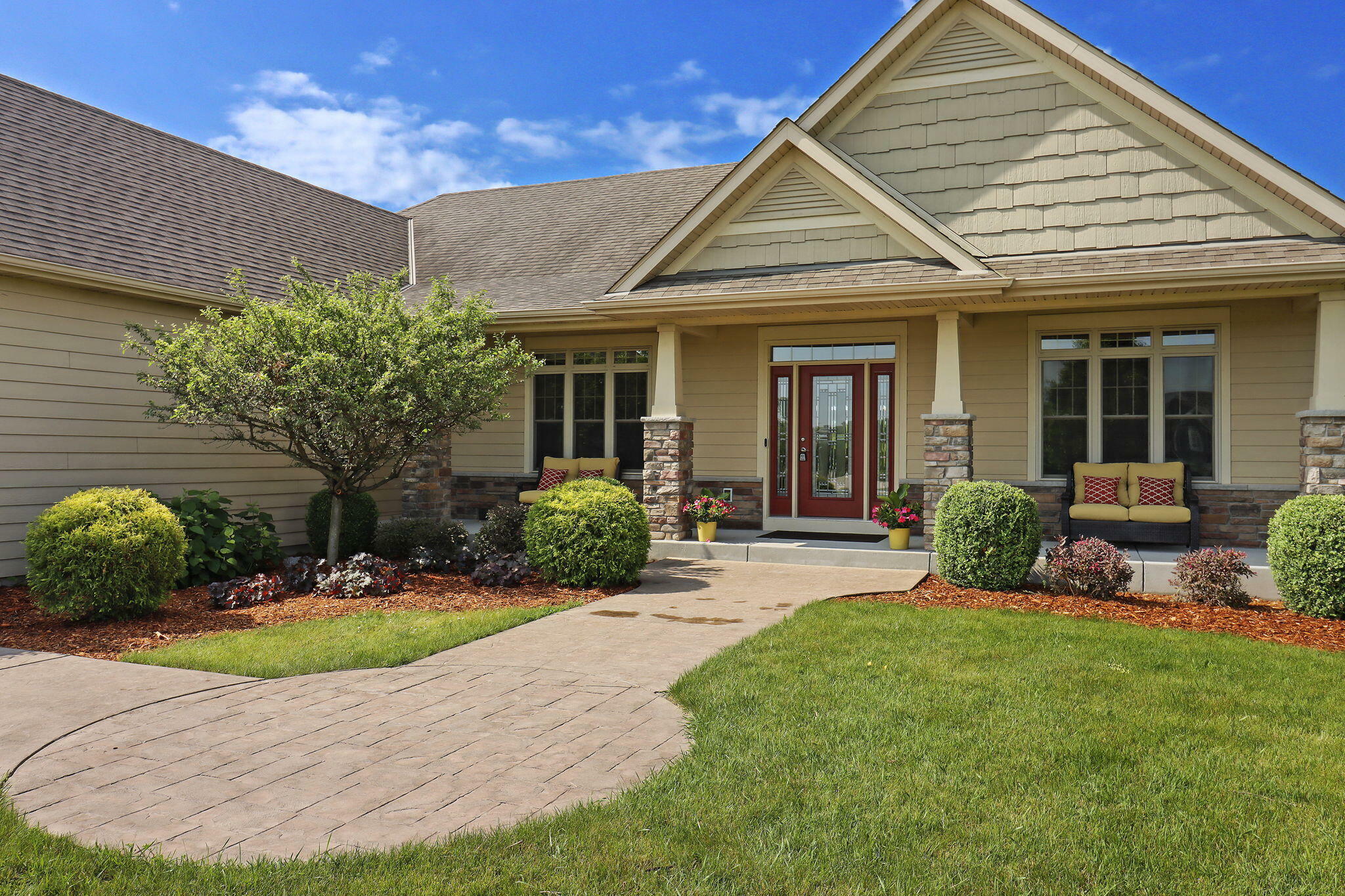 Property Photo:  2310 Thoreau Ct  WI 53126 