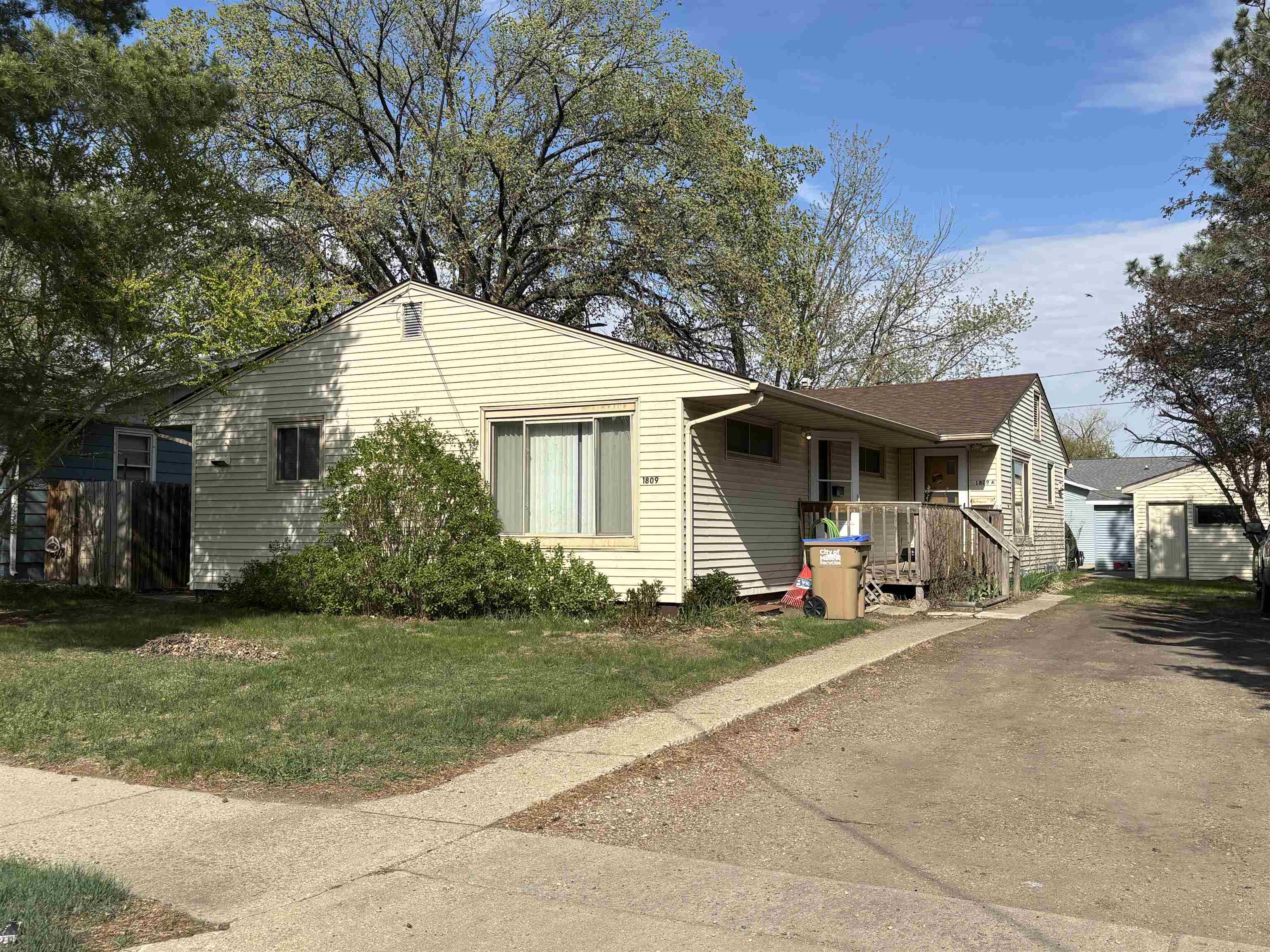 Property Photo: 1809 Main St S ND 58701