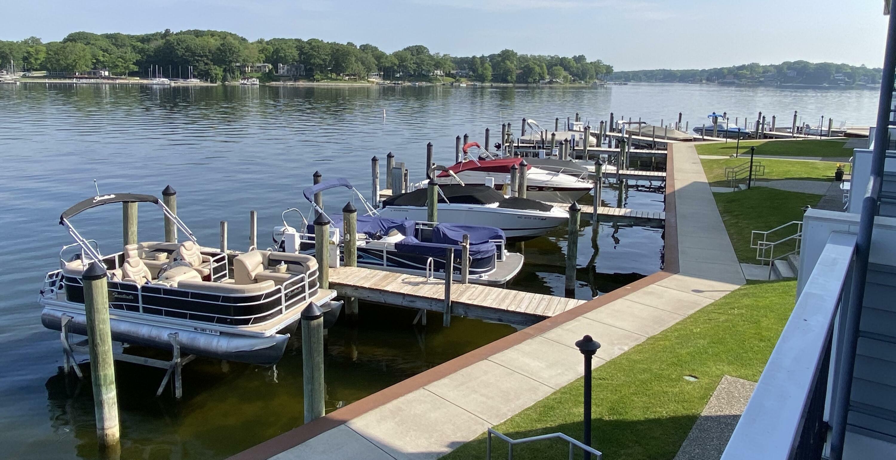 Property Photo:  400 Lakeview Court  MI 49456 