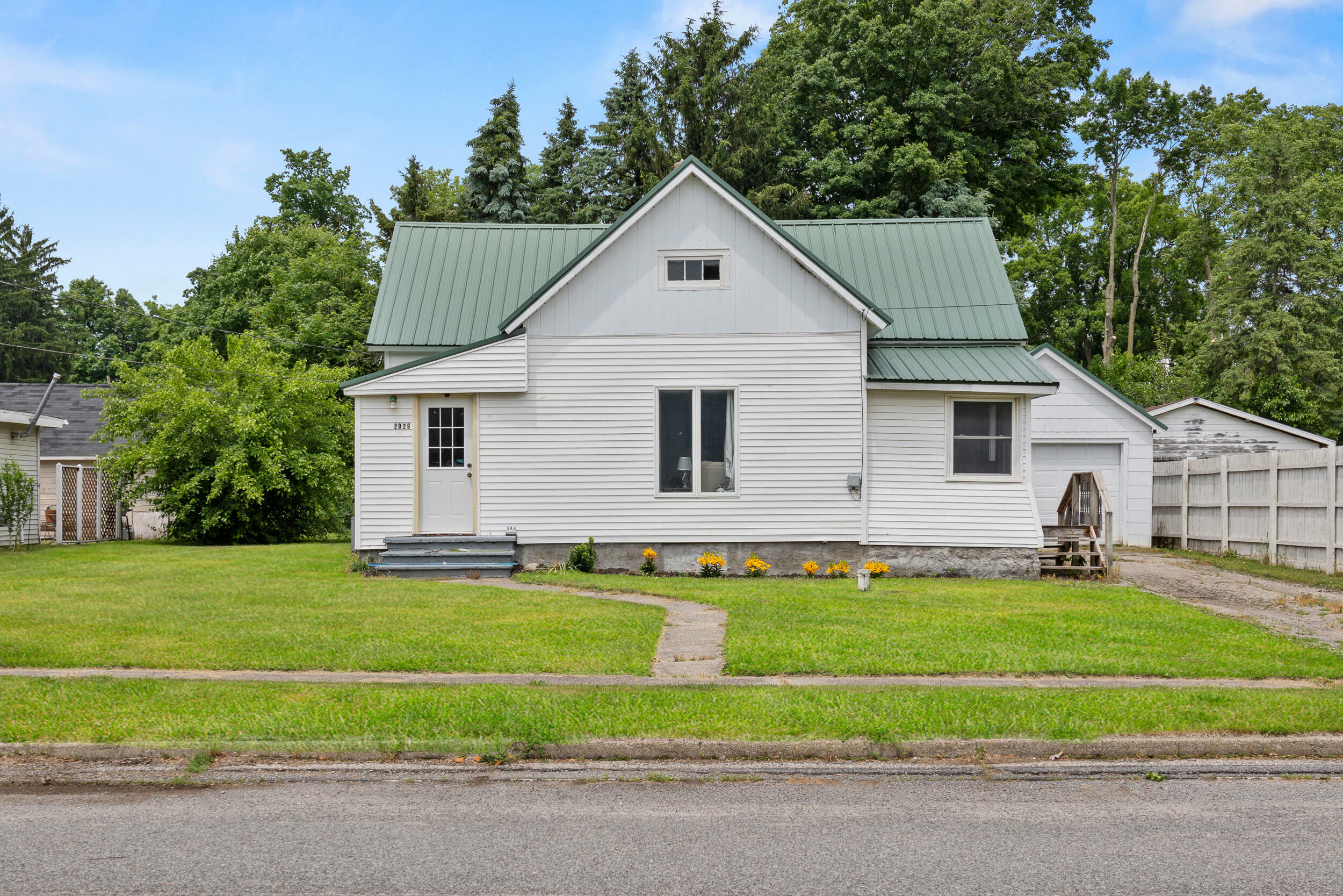 Property Photo:  2029 Ridge Street  MI 48852 