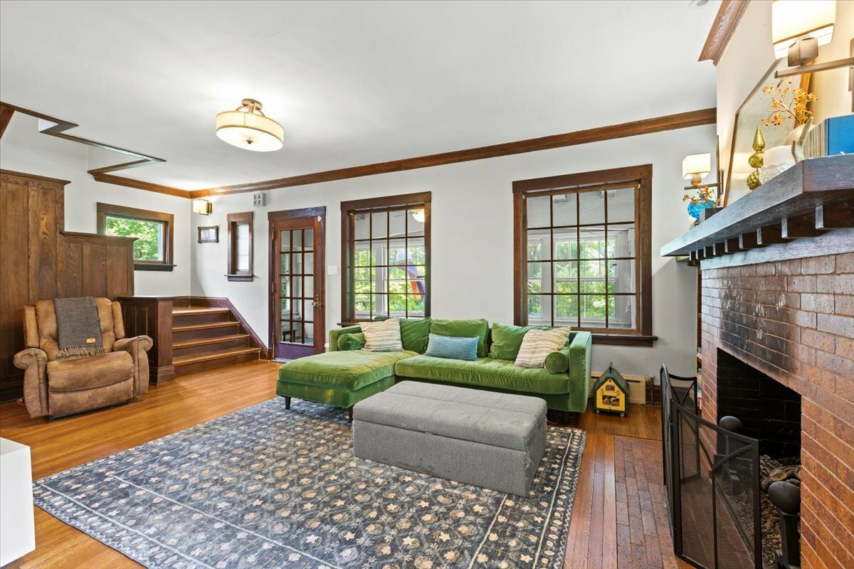 Property Photo: 3718 N Harding Avenue IL 60618