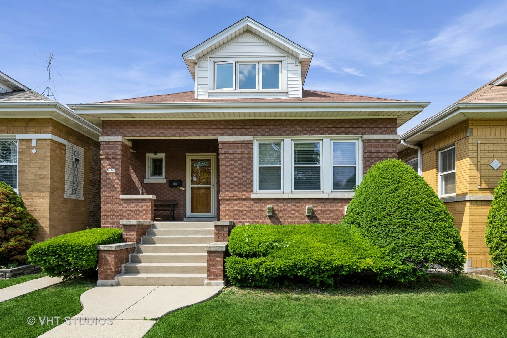 Property Photo: 5404 W Henderson Street IL 60641