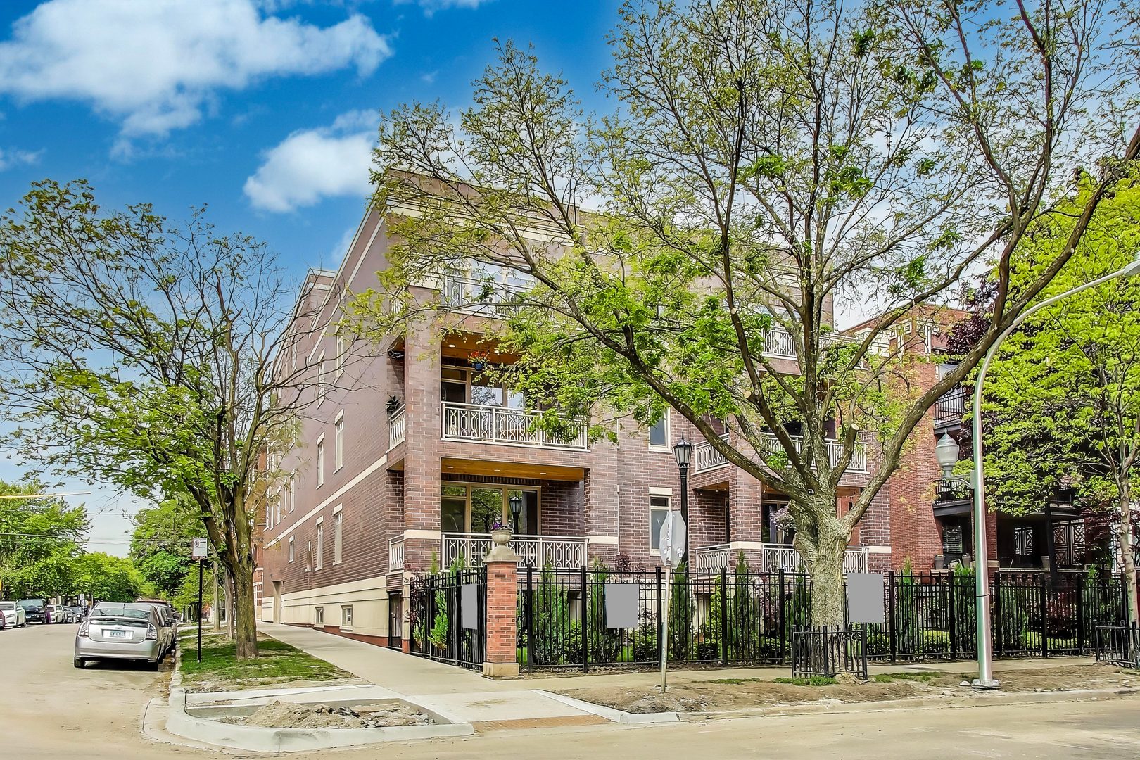 Property Photo: 1346 W Sunnyside Avenue 2A IL 60640