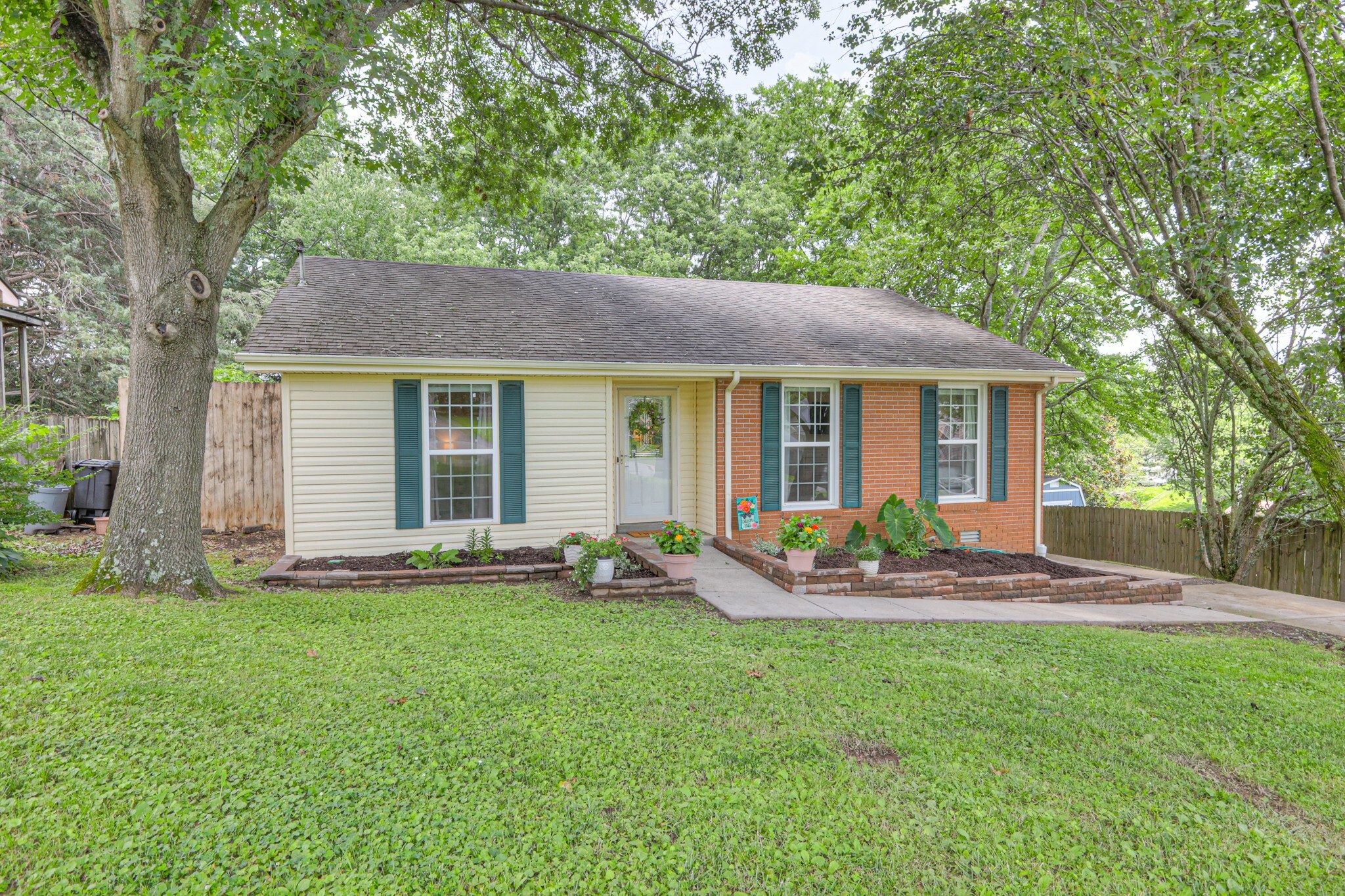 Property Photo: 256 Savely Dr TN 37075
