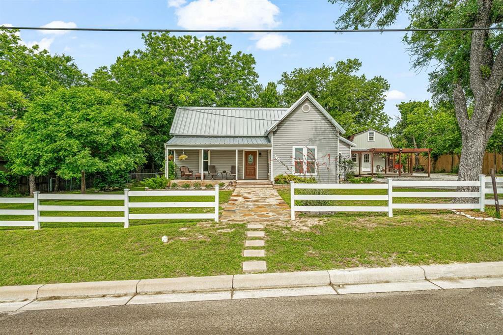 Property Photo: 735 N Crockett Street TX 76048