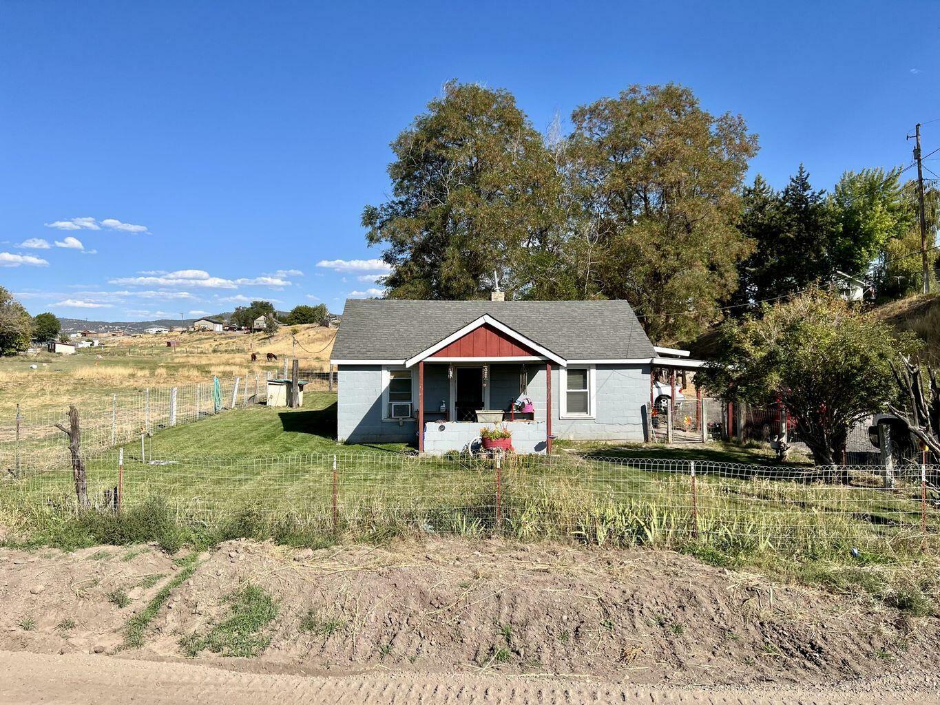 Property Photo: 518 NE Barnes Road OR 97754