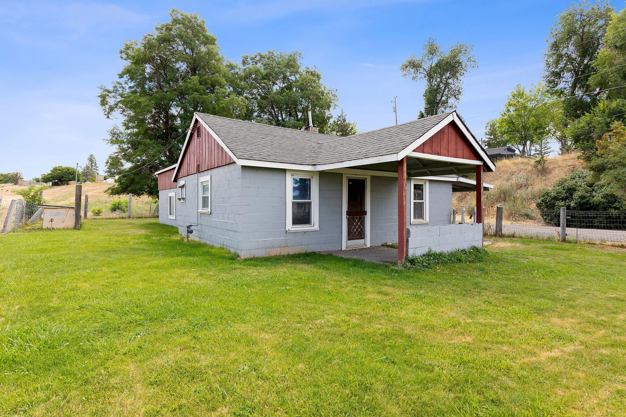 Property Photo:  518 NE Barnes Road  OR 97754 