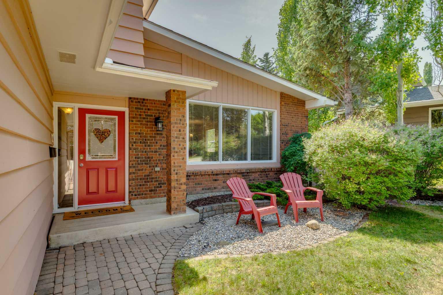 Property Photo: 108 Oakside Circle SW AB T2V 4H1