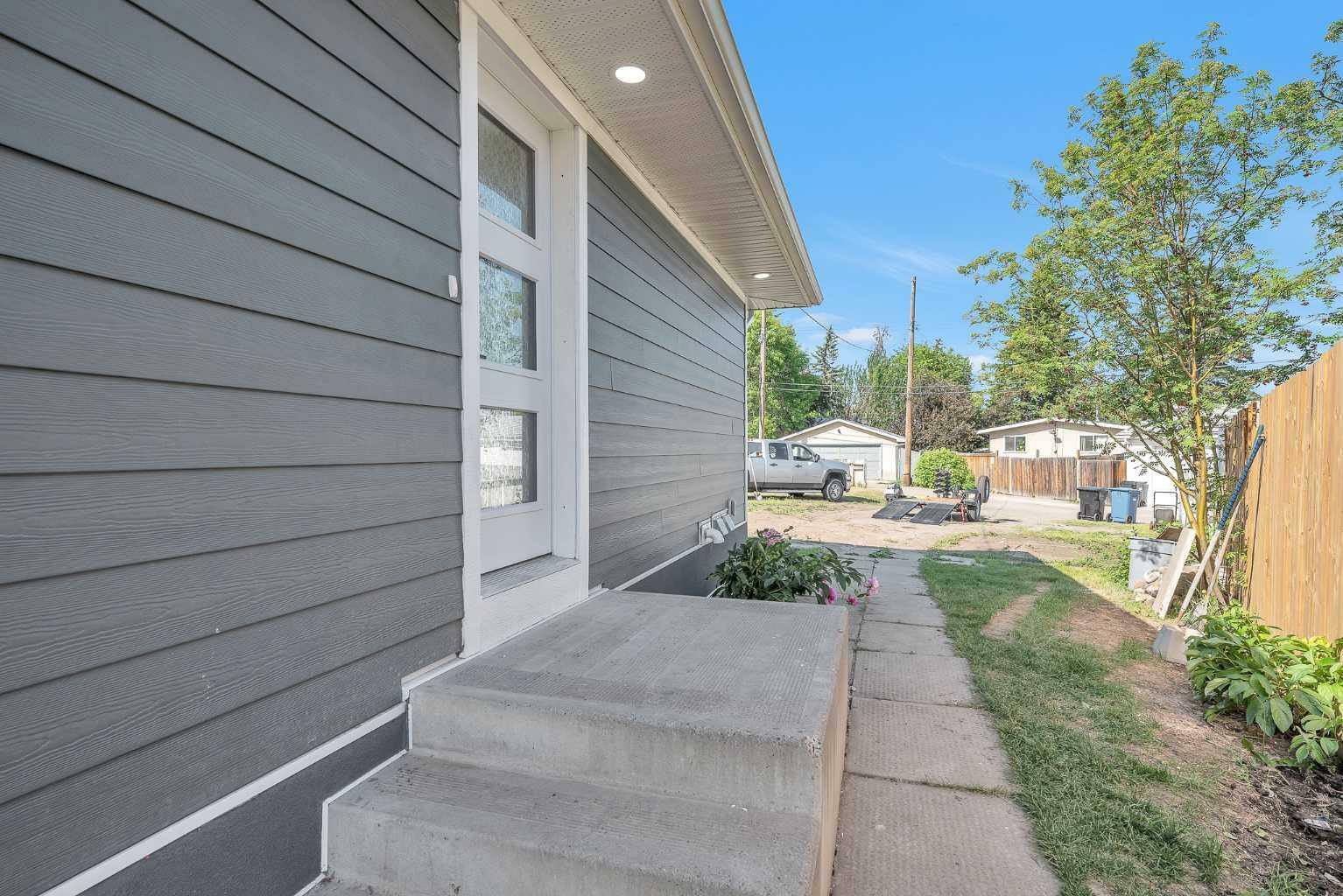 Property Photo:  1008 Riddell Place SE  AB T2A 1Y5 