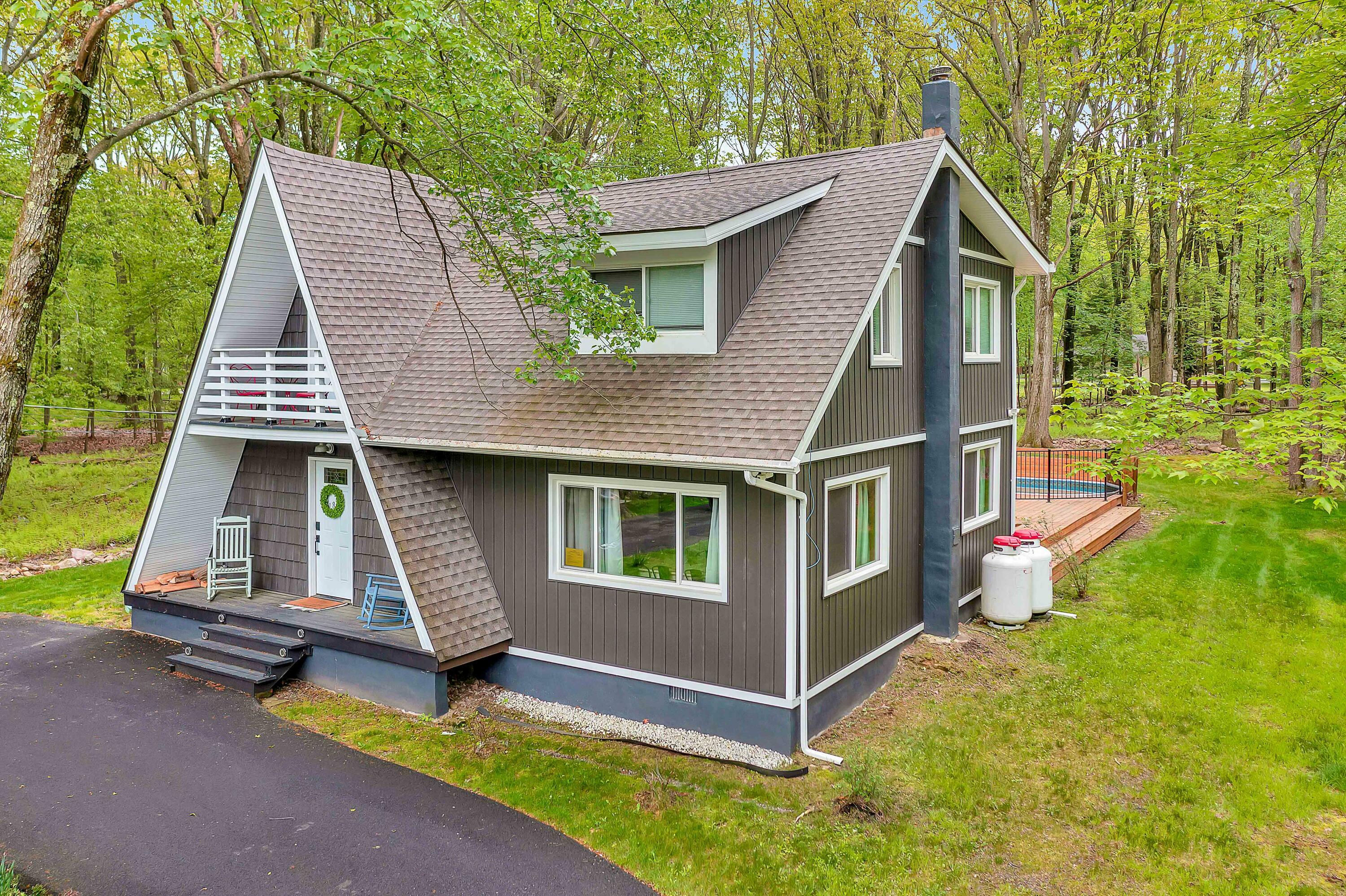 Property Photo: 180 Linden Loop PA 18346
