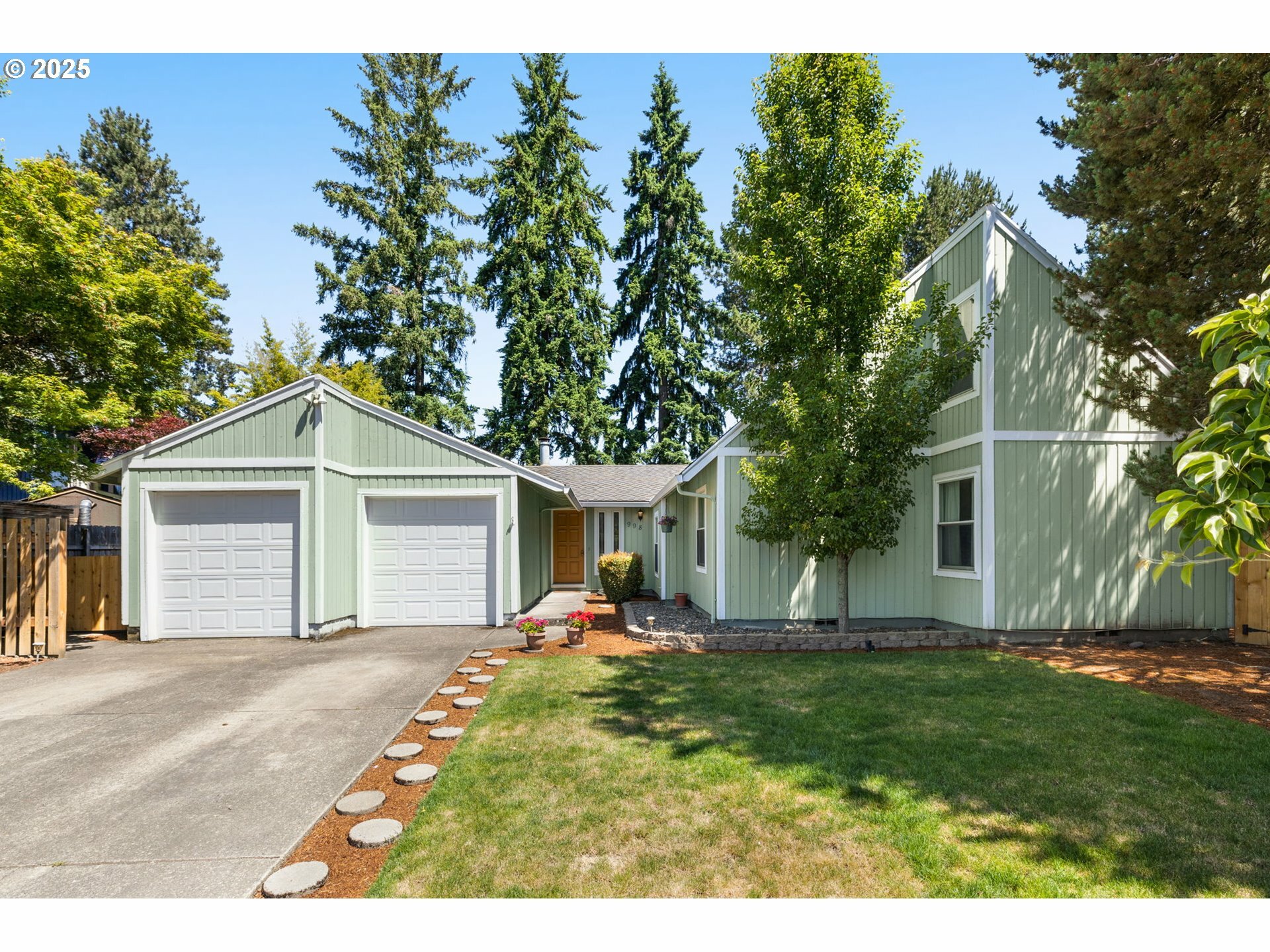 Property Photo: 998 NE Baldwin Dr OR 97124