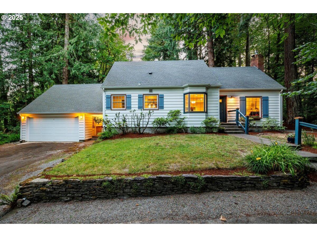 Property Photo:  4075 SW Dogwood Ln  OR 97225 