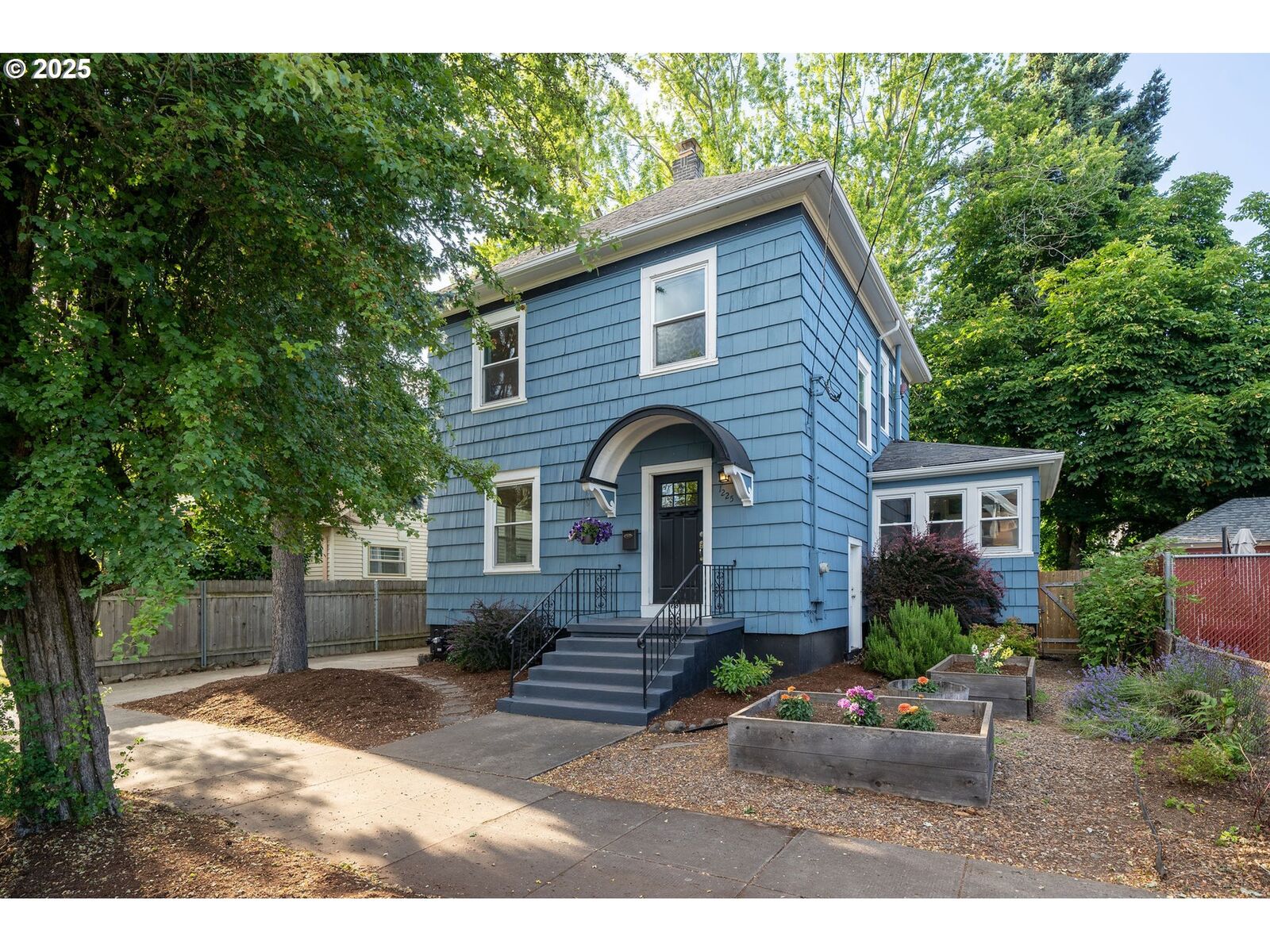 Property Photo:  1225 N Emerson St  OR 97217 