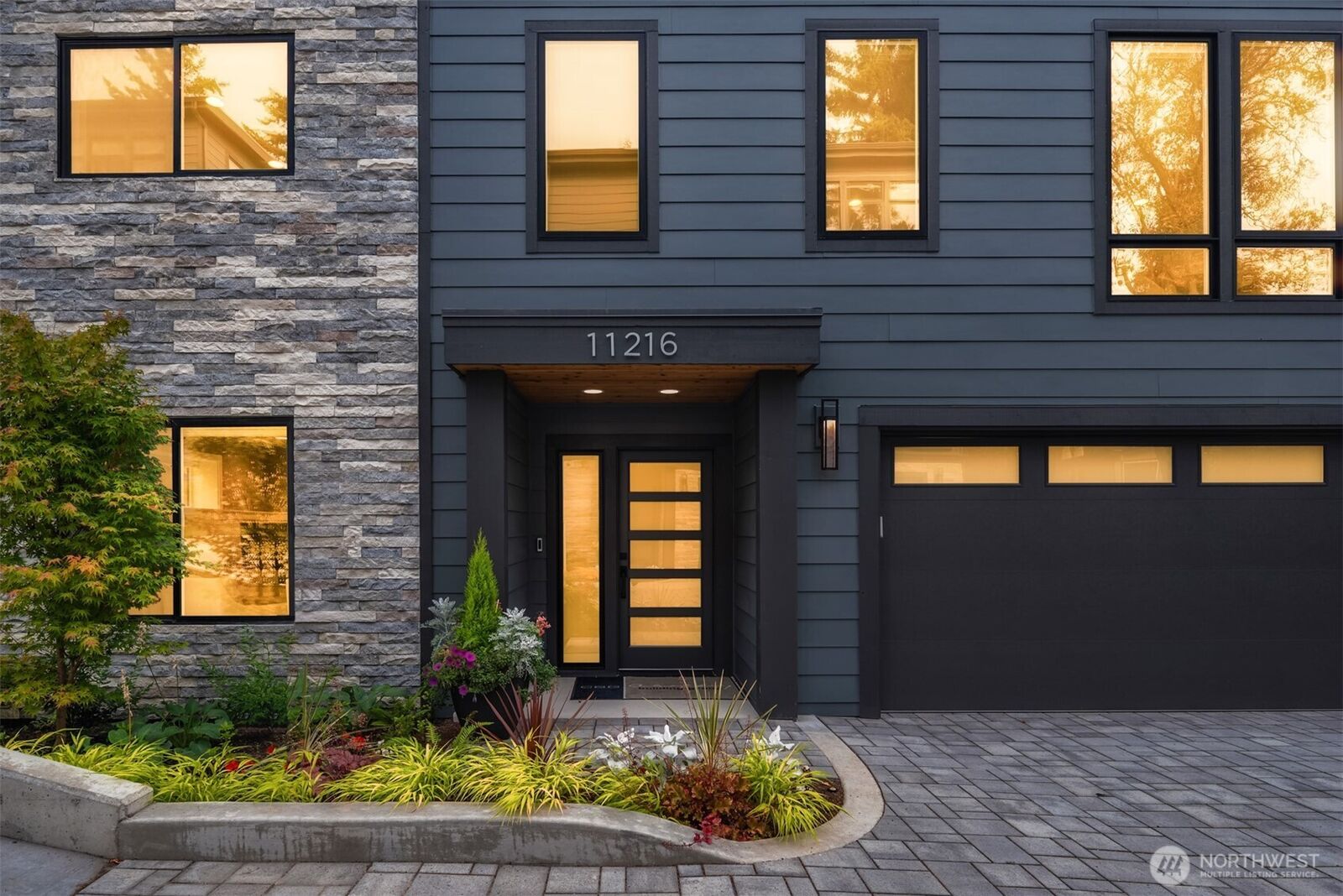 Property Photo: 11216 NE 67th Street 4 WA 98033
