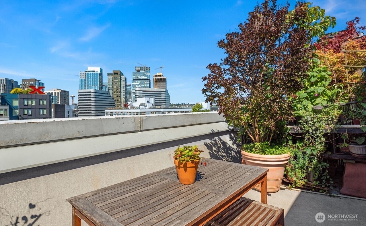Property Photo: 417 E Pine Street 211 WA 98122