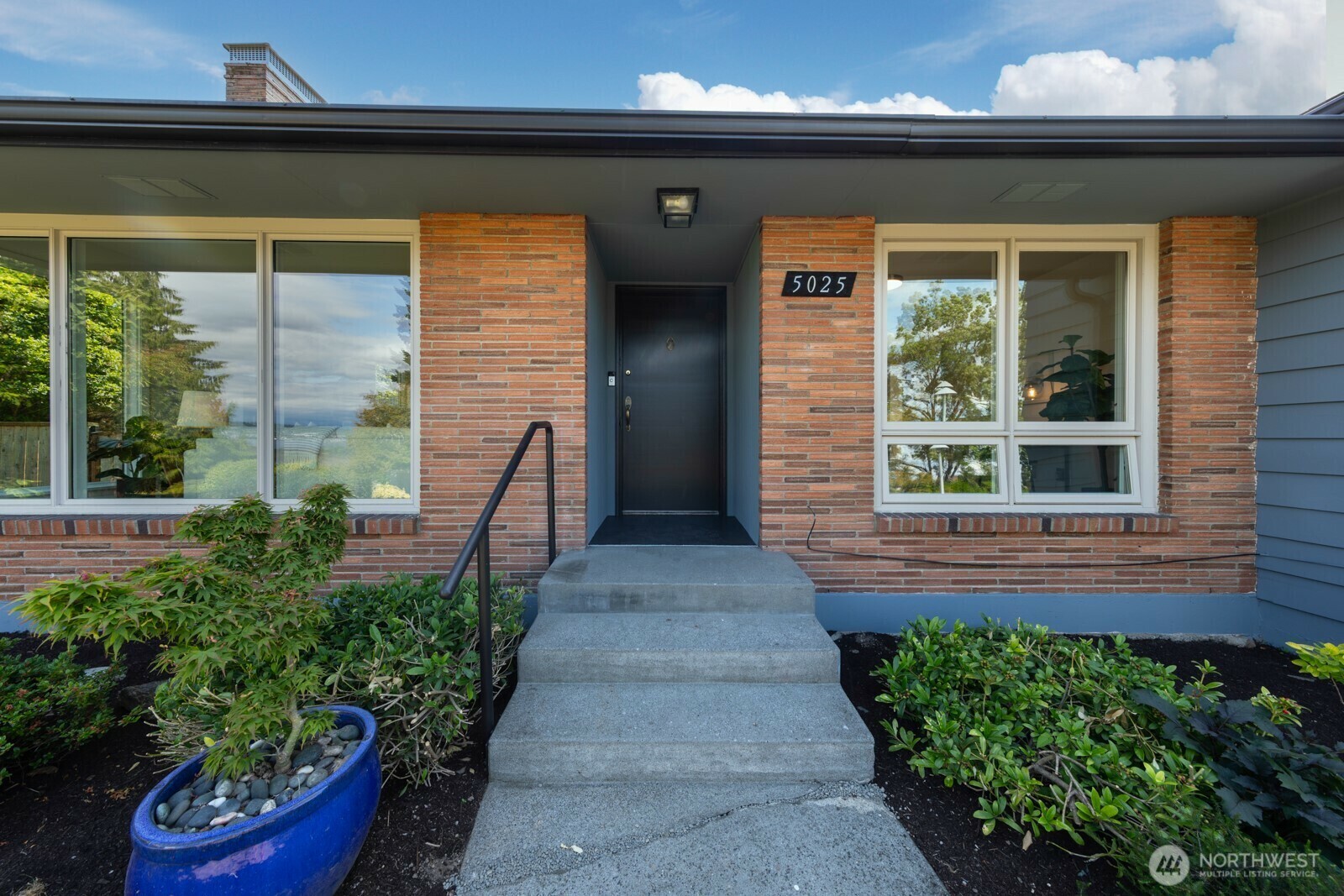 Property Photo: 5025 Nicklas Place NE WA 98105