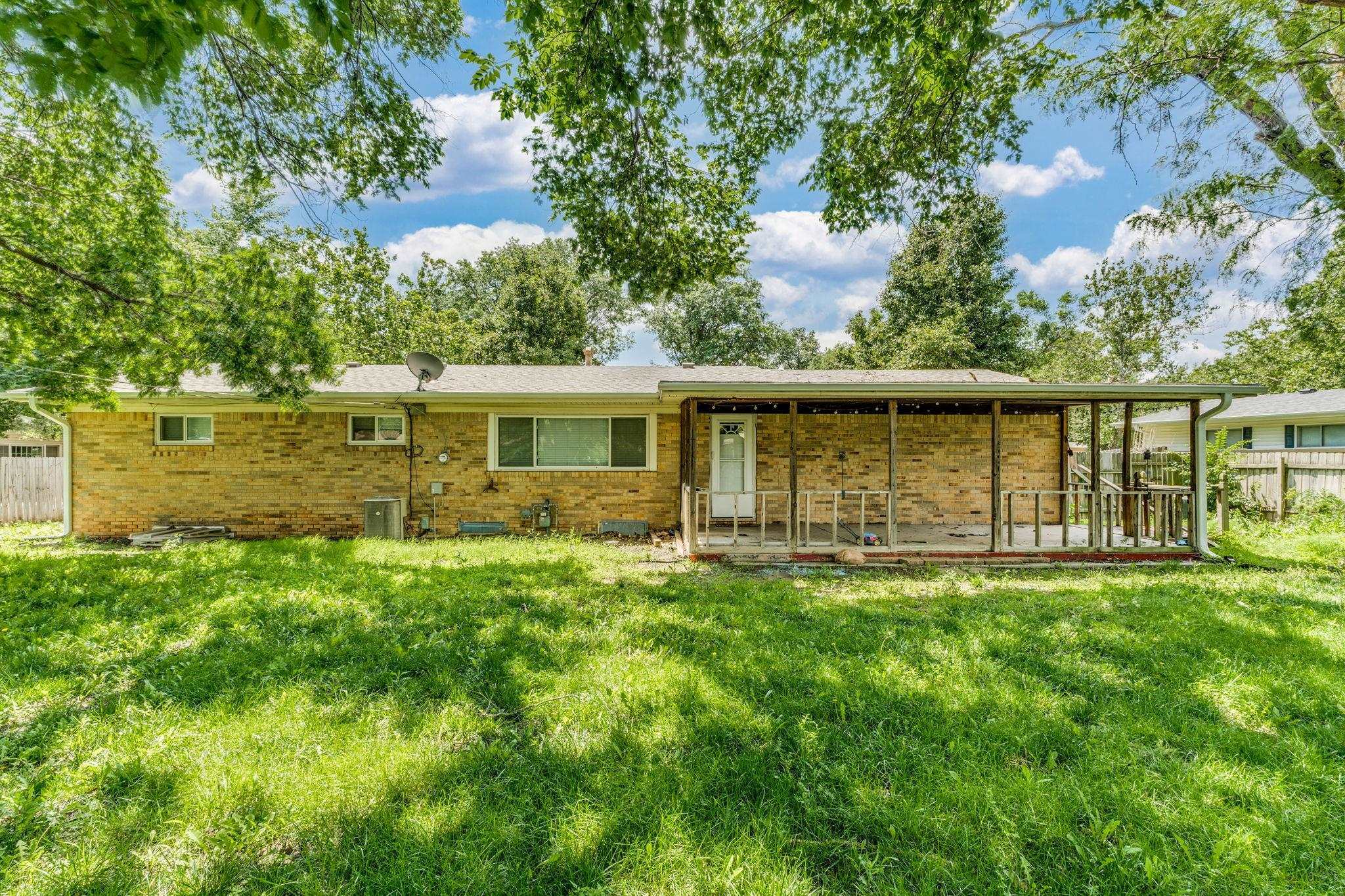 Property Photo: 9620 W Tee Ln KS 67212